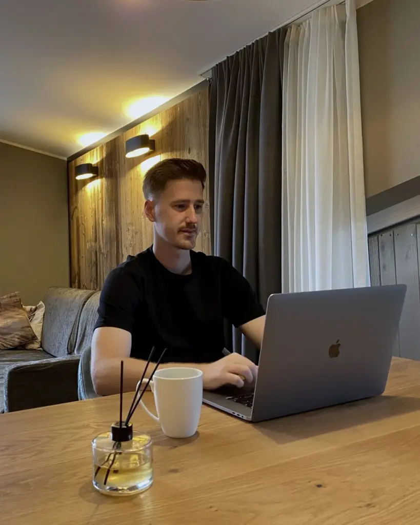 Daniel Siegmund arbeitet am Laptop an einer Kundenwebsite